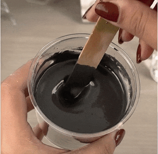 Mezclar el yeso negro Aqua Resin Black con agua