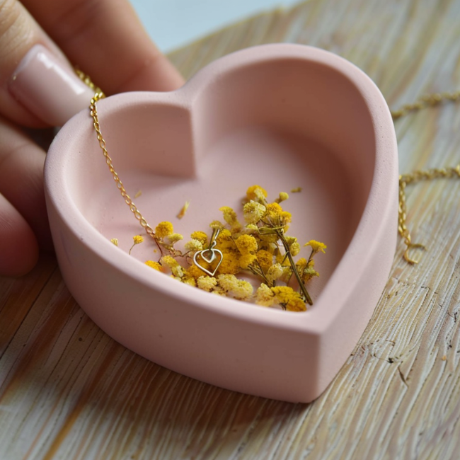 Creación hecha a mano con el yeso para manualidades Aqua Resin