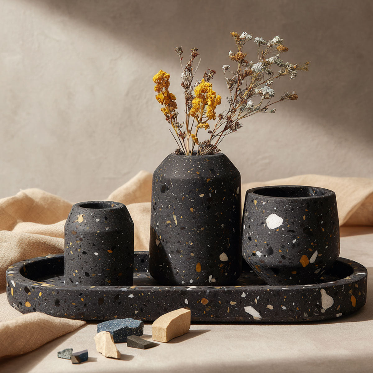 Objetos de diseño de yeso negro Aqua Resin Black