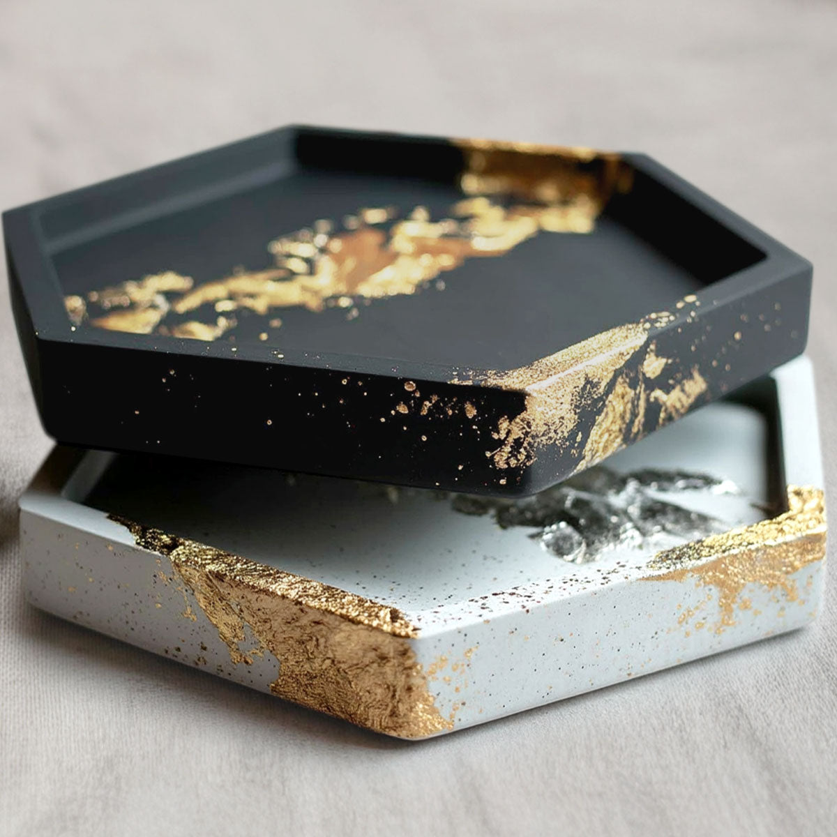 Objetos decorativos de yeso negro hechos a mano con Aqua Resin Black