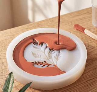 Verter el yeso efecto terracota Aqua Resin en el molde