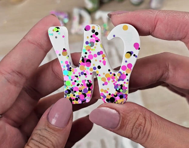 Creaciones de yeso brillantes con purpurina