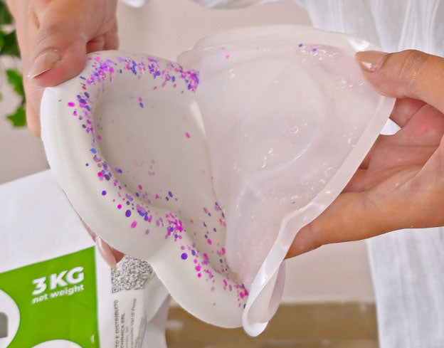 Desmoldar una creación DIY de yeso del molde de silicona